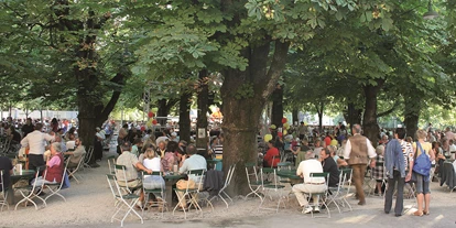 Essen-gehen - rollstuhlgerecht - Salzburg-Stadt Liefering - Österreichs größter Gastgarten
Das Augustiner Bräustübl verfügt über Österreichs größten Biergarten mit 1.400 Sitzplätzen unter schattigen Kastanienbäumen am Fuße des bezaubernden Mönchsberges.
Laut Bierguide übrigens der schönste Biergarten Österreichs (Auszeichnung aus dem Jahr 2008) - G'mütlichkeit und G'selligkeit pur! - Augustiner Bräu Kloster Mülln Salzburg