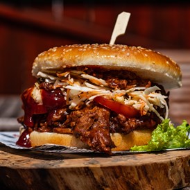 Restaurant: Pulled Pork Burger: Rauchiges Pulled Pork, 10h am Grill gesmoked, verfeinert mit hausgemachten Coleslaw Salat und BBQ-Sauce - Murrerwirt in Aiterhofen