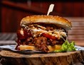 Restaurant: Pulled Pork Burger: Rauchiges Pulled Pork, 10h am Grill gesmoked, verfeinert mit hausgemachten Coleslaw Salat und BBQ-Sauce - Murrerwirt in Aiterhofen