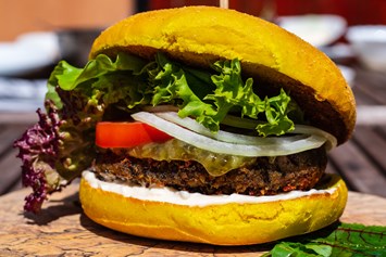 Restaurant: Veganer Black Bean Burger: Burger im Curcuma Bun mit einem Patty aus Bohnen, Soja und Linsen, abgerundet mit Cashewnüssen hausgmachter Sojamayo und Gurkenrelish - Murrerwirt in Aiterhofen
