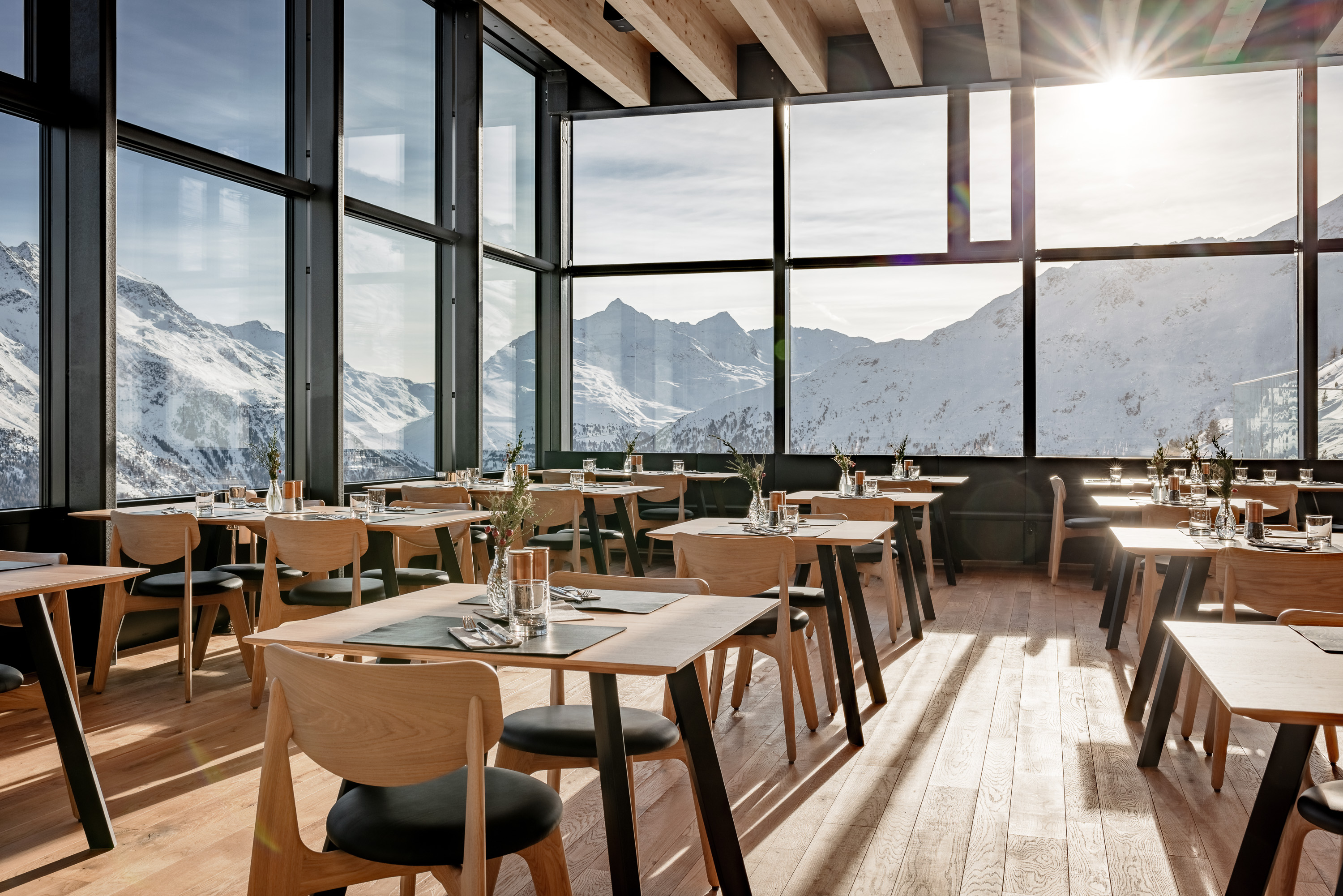Restaurant: FALCON À-la-Carte-Restaurant bietet kulinarischen Genuss in Top-Lage – direkt neben der Mittelstation der Gaislachkoglbahn - FALCON Restaurants