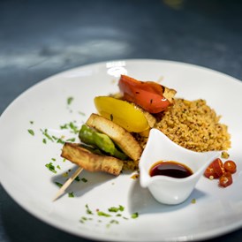 Restaurant: Veganer Tofu Paprika Spieß - Restaurant Hochkitzbühel bei Tomschy