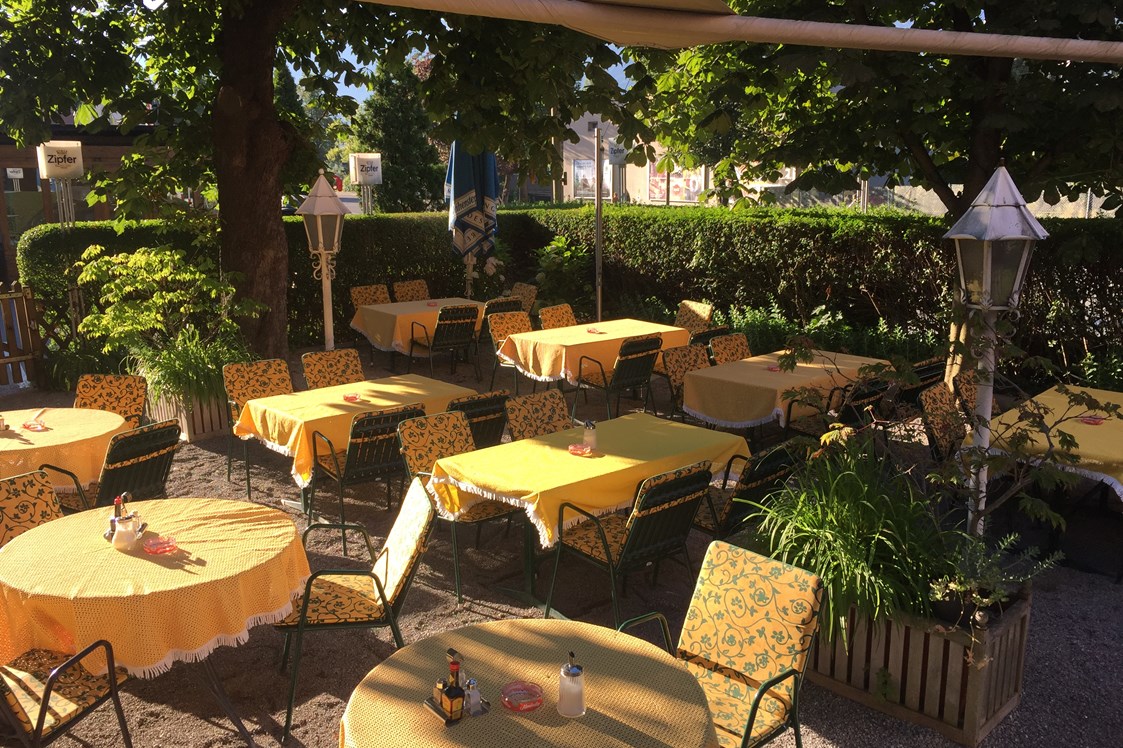 Restaurant: Unser Gastgarten mit altem Kastanienbaum-Bestand lädt zum Verweilen ein und bietet  zur warmen Jahreszeit
einen ruhigen Rückzugsort im Stadtgetümmel. - Restaurant Dollinger
