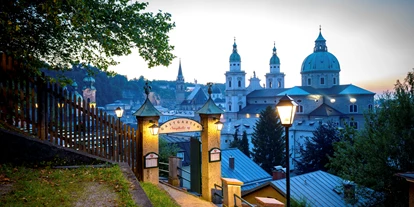 Essen-gehen - rollstuhlgerecht - Salzburg-Stadt Liefering - Gastgarten bei Nacht - Stiegl-Keller Salzburg