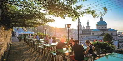 Essen-gehen - rollstuhlgerecht - Salzburg-Stadt Liefering - Ausblick Gastgarten - Stiegl-Keller Salzburg