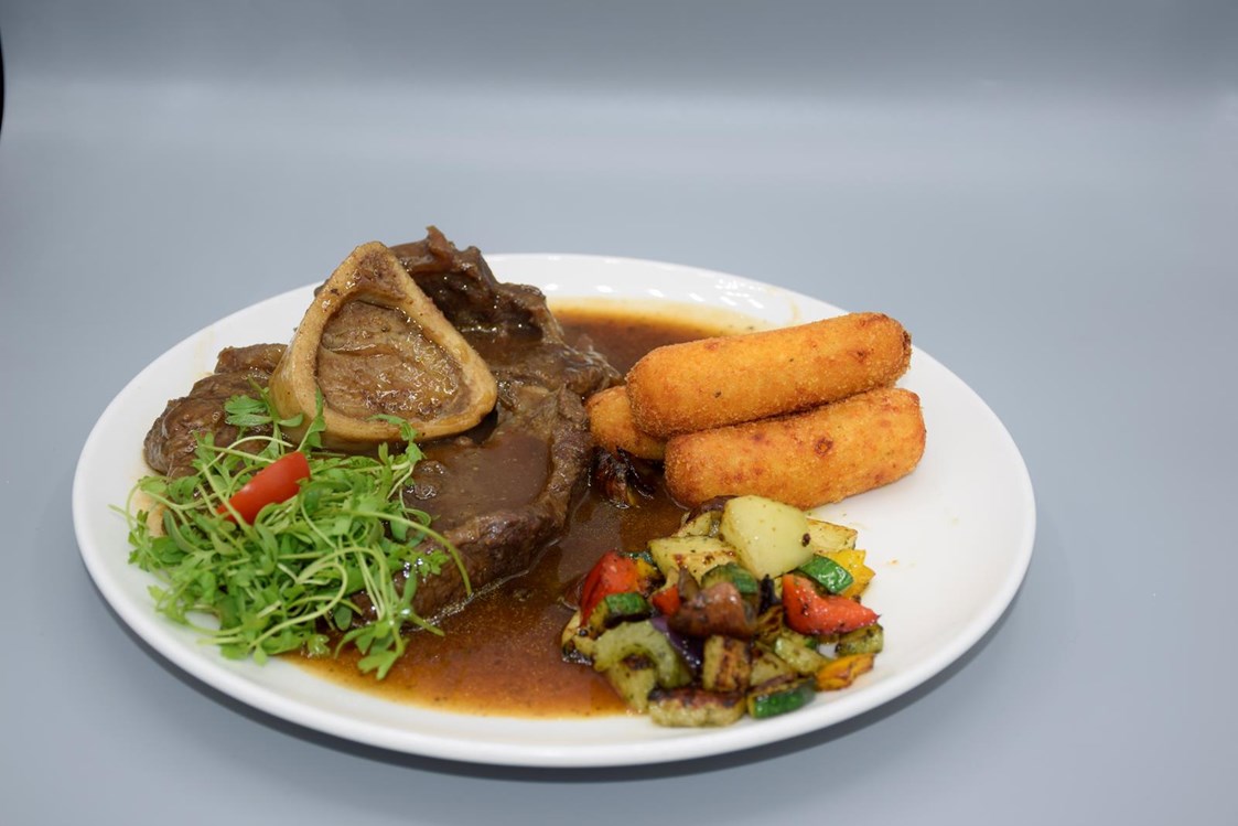Restaurant: Gedünstete Beinscheibe mit Kroketten und Grillgemüse - Gasthaus Spitzbua