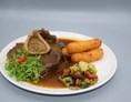 Restaurant: Gedünstete Beinscheibe mit Kroketten und Grillgemüse - Gasthaus Spitzbua