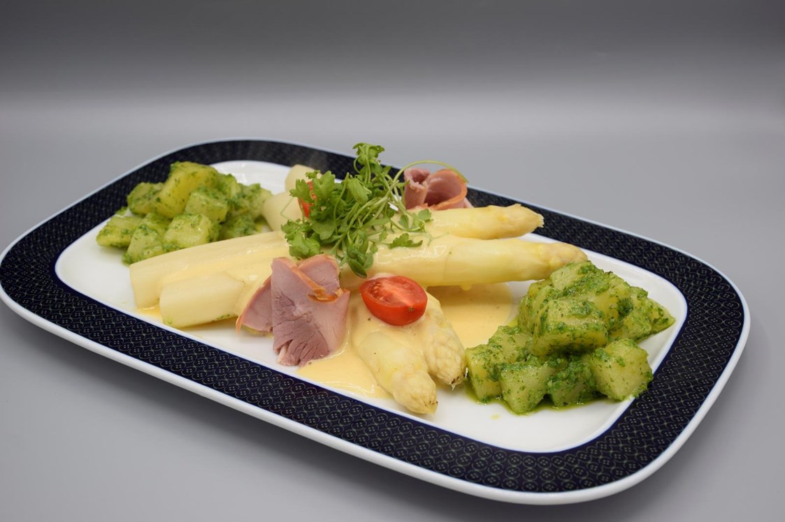 Restaurant: SPARGEL KLASSISCH
mit Bärlauchkartoffel, Schinken und Sauce Hollondaise - Gasthaus Spitzbua