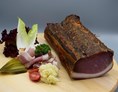 Restaurant: Selbst geräucherter Speck für Gerichte wie dem Spitzbua-Cordonbleu, saurem Rindfleisch uvm... - Gasthaus Spitzbua