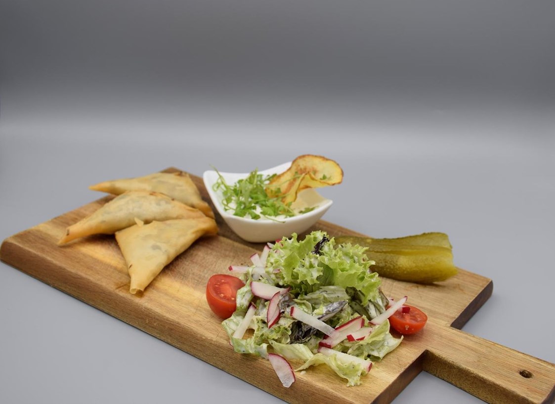 Restaurant: Knusprige Tafelspitztascherln mit Salatgarnitur - Gasthaus Spitzbua
