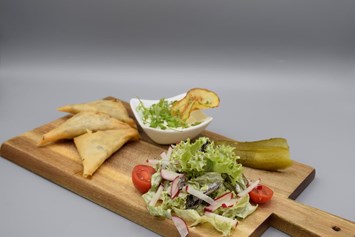 Restaurant: Knusprige Tafelspitztascherln mit Salatgarnitur - Gasthaus Spitzbua
