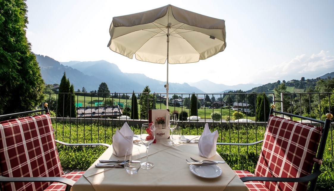 Restaurant: Terrasse im Bichlhof mit wunderbaren Blick auf Kitzbühel, den Wilden Kaiser und die legendäre Streif  - Hotel Restaurant Bichlhof