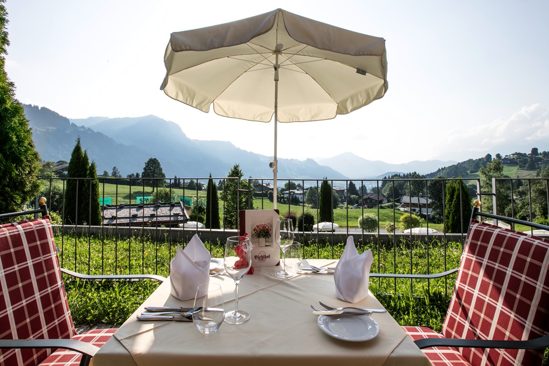 Restaurant: Terrasse im Bichlhof mit wunderbaren Blick auf Kitzbühel, den Wilden Kaiser und die legendäre Streif  - Hotel Restaurant Bichlhof