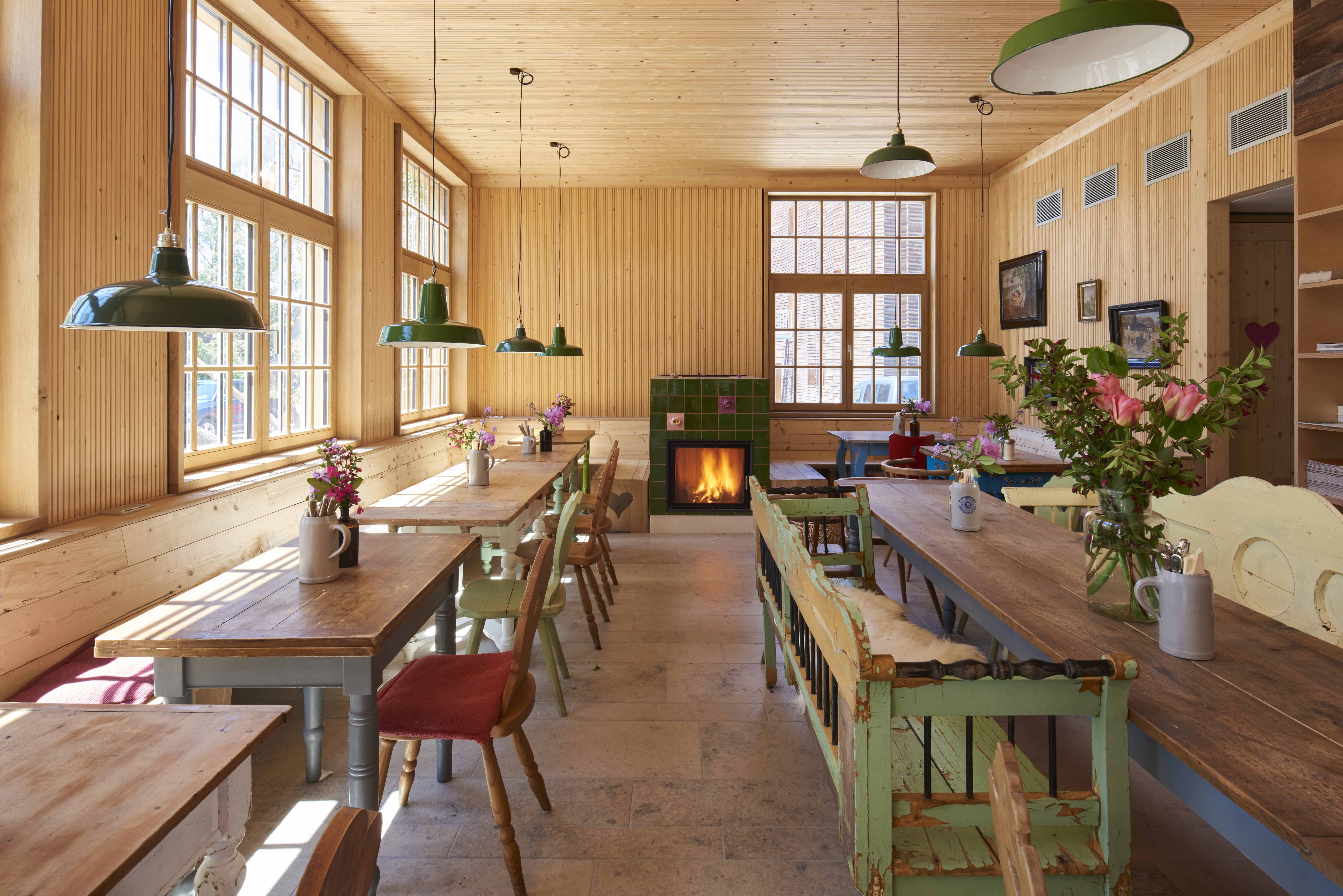 Essen-gehen - Mahlzeiten: Mittagessen - Bayern - Gastraum mit Kachelofen - Salettl in der Simsseer Weidefleisch