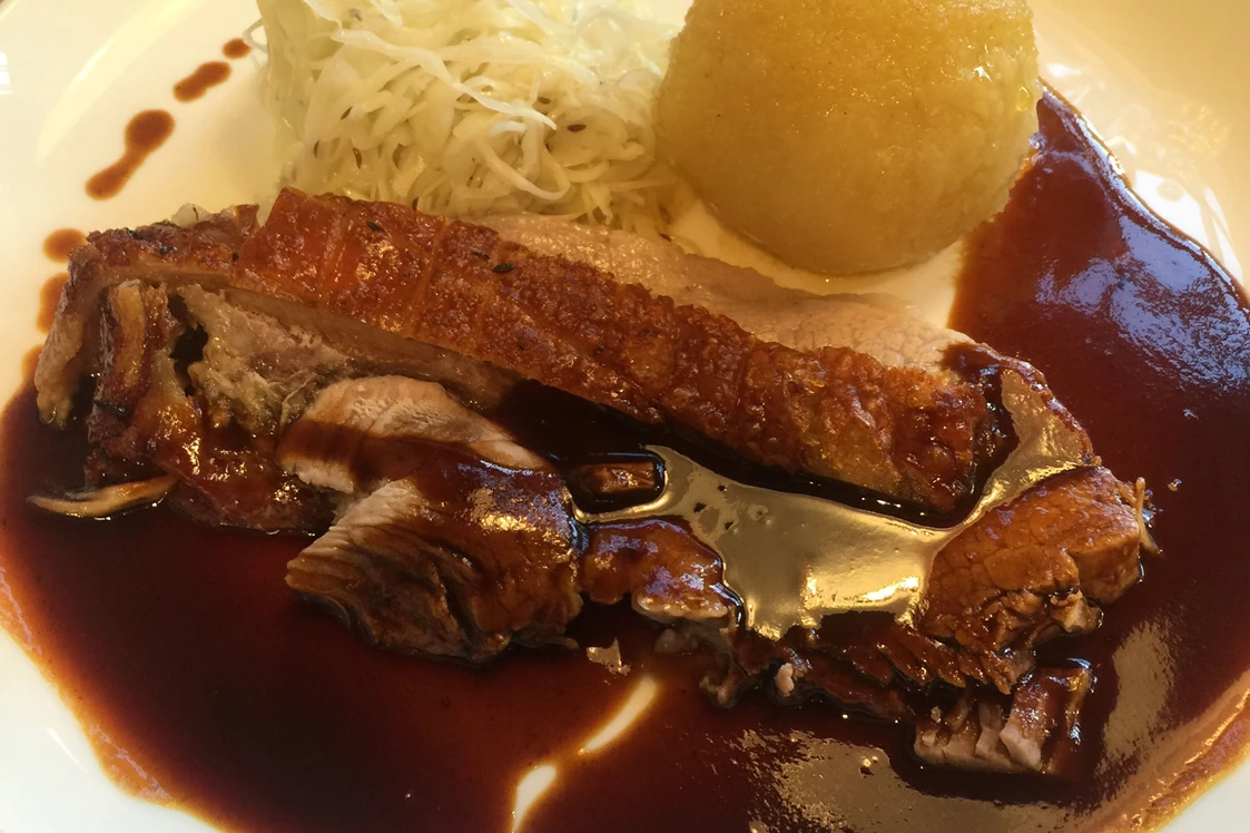Restaurant: Krustenbraten vom Weideschwein mit Krautsalat & Knödel - Salettl in der Simsseer Weidefleisch