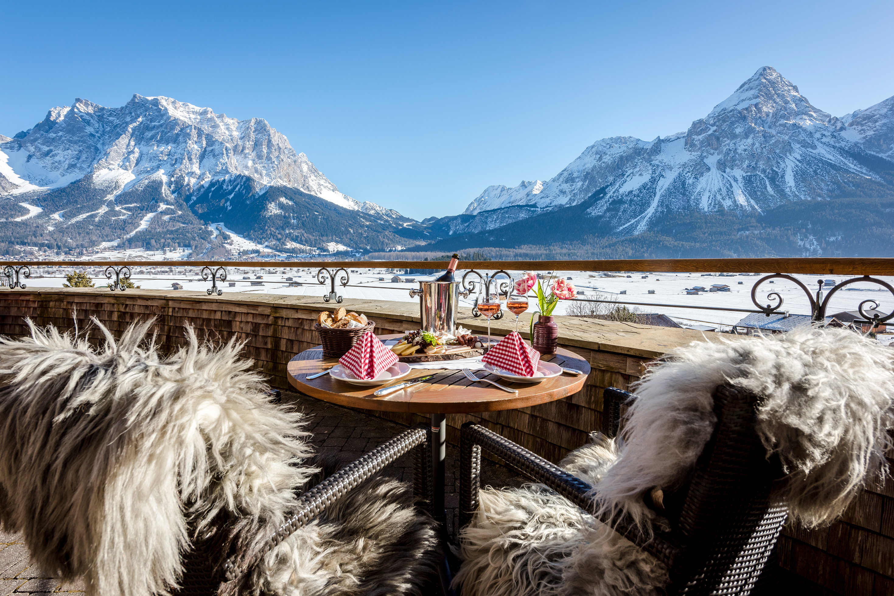 Essen-gehen - grüner Gastgarten - Zugspitze - Beheizbare Sonnenterrasse mit Blick auf die Zugspitze und Sonnenspitze - Post Gourmet Stube im Hotel Post Lermoos