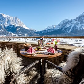 Restaurant: Beheizbare Sonnenterrasse mit Blick auf die Zugspitze und Sonnenspitze - Post Gourmet Stube im Hotel Post Lermoos