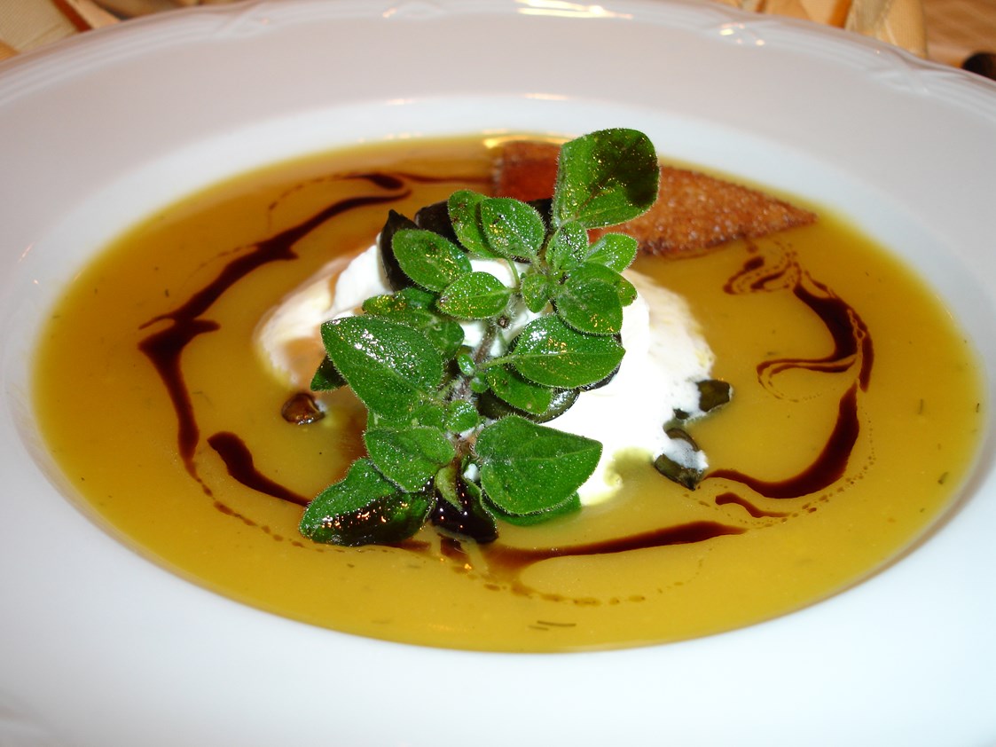 Restaurant: Zum Starten gibt es neben den klassischen Suppen saisonal abgestimmte wie Spargelcemesuppe, Apfel-Sellerie, Kürbis... - Cafe Restaurant Paradiso