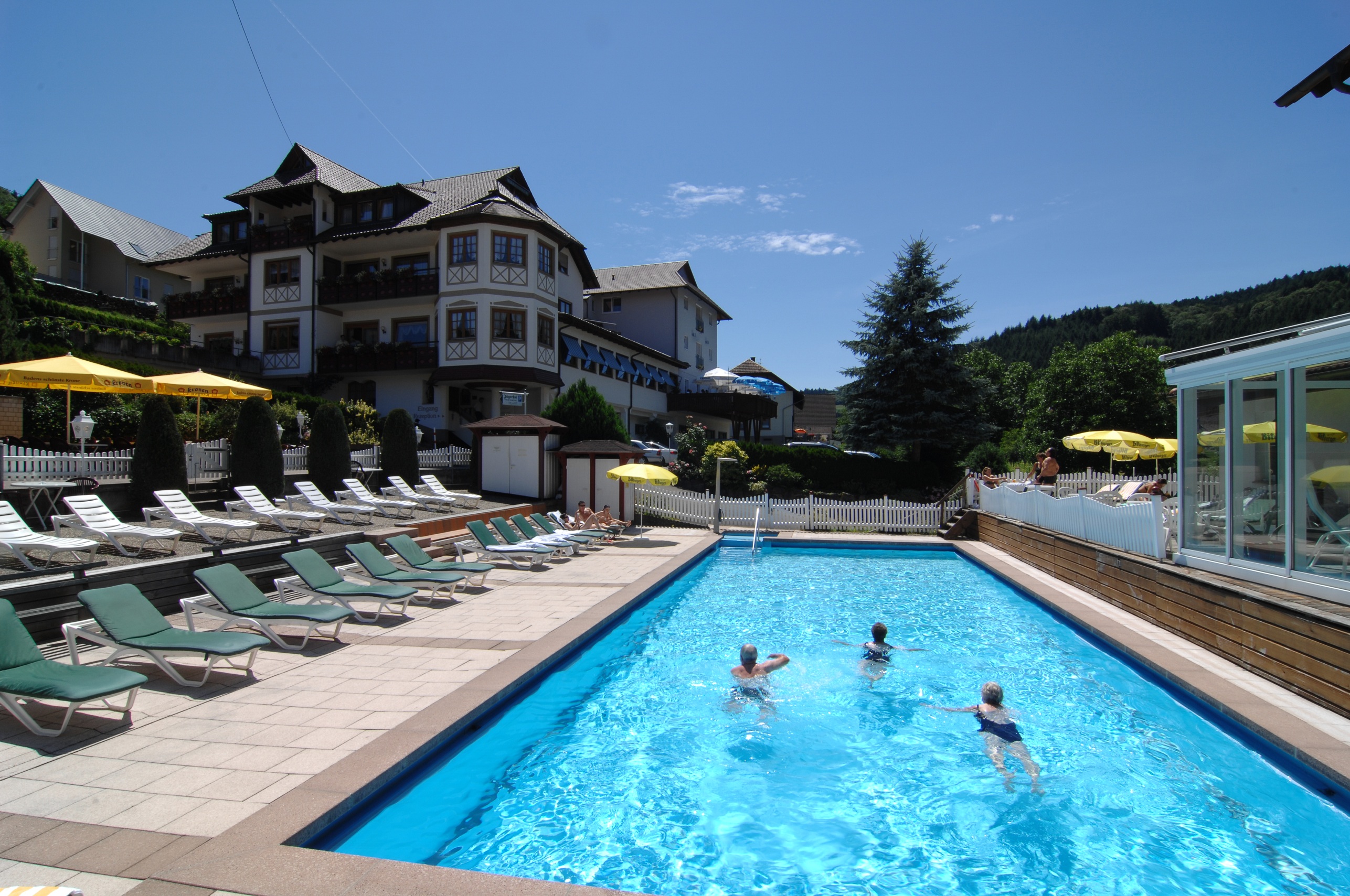 Essen-gehen - Spielplatz - Biberach - Außenansicht Hotel mit Außenpool - Hotel-Restaurant Badischer Hof