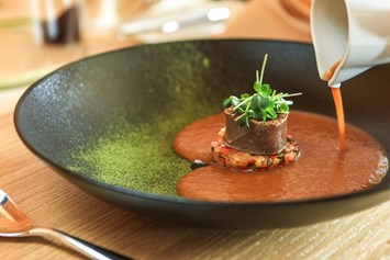Restaurant: Geröstete Tomatensuppe mit Vanille, marinierten Thunfisch und Gemüsetartar © Natasza Lichocka / Stubaier Gletscher - Schaufelspitz