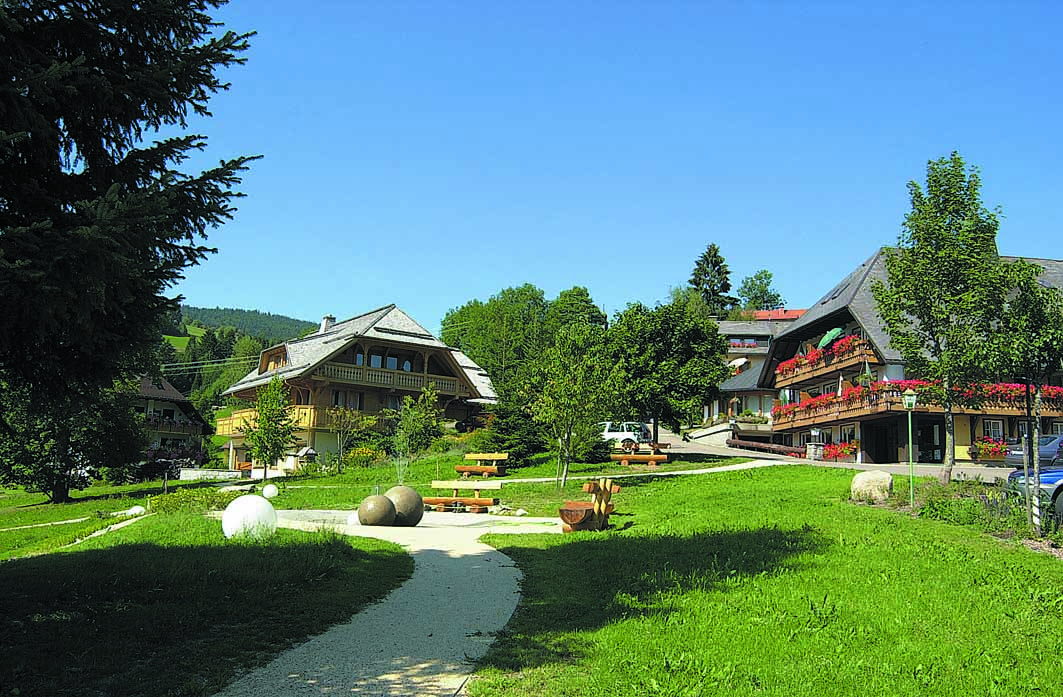 Essen-gehen - Baden-Württemberg - Blick vom Park auf das Rößle - Schwarzwald-Gaststuben Hotel Rössle
