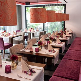 Restaurant: Wintergarten mit Blick auf die Gartenterrasse - ZUM SCHLOSS - Hotel & Restaurant