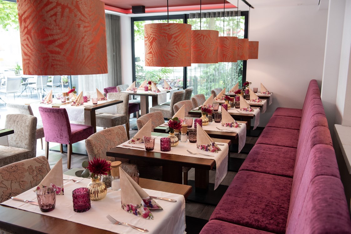 Restaurant: Wintergarten mit Blick auf die Gartenterrasse - ZUM SCHLOSS - Hotel & Restaurant