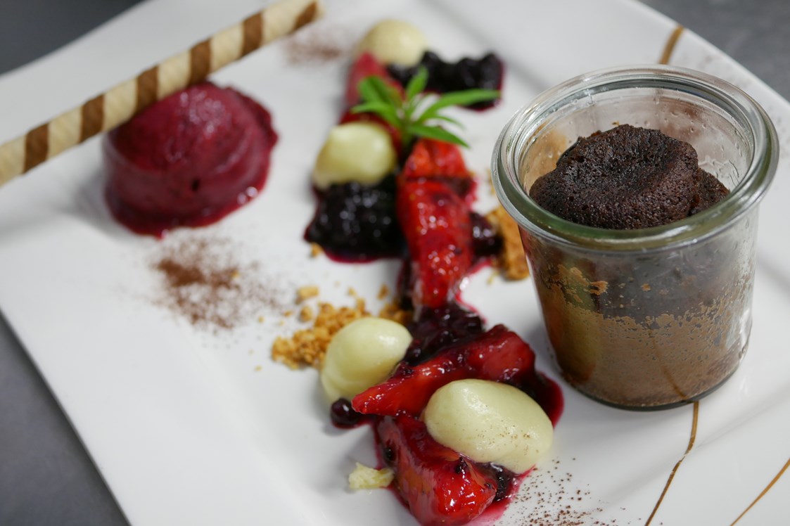 Restaurant: Baileys-Brownie mit Beeren und selbstgemachtem Sorbet - ZUM SCHLOSS - Hotel & Restaurant