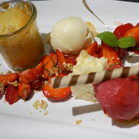 Restaurant: Cheesecake mit Bodensee-Erdbeeren und selbstgemachten Sorbets - ZUM SCHLOSS - Hotel & Restaurant