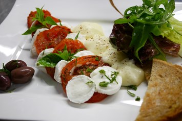 Restaurant: getrocknete Tomaten mit Büffelmozzarella und Salatgarnitur - ZUM SCHLOSS - Hotel & Restaurant