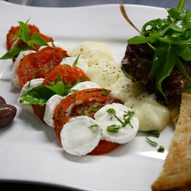 Restaurant: getrocknete Tomaten mit Büffelmozzarella und Salatgarnitur - ZUM SCHLOSS - Hotel & Restaurant