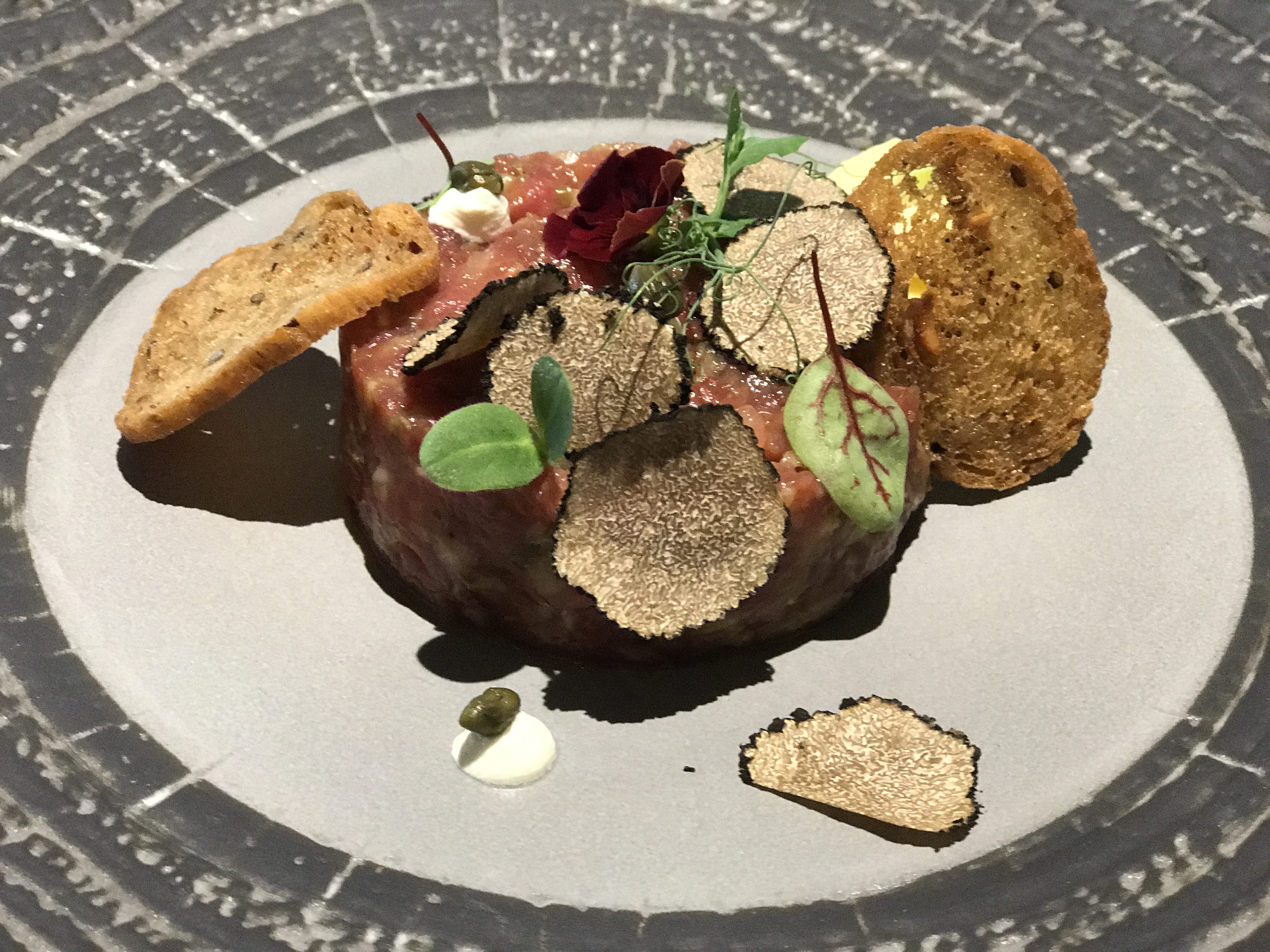 Essen-gehen - Sitzplätze im Freien - Tirol - Beef Tatar - Sonnenhofs Wirtshaus