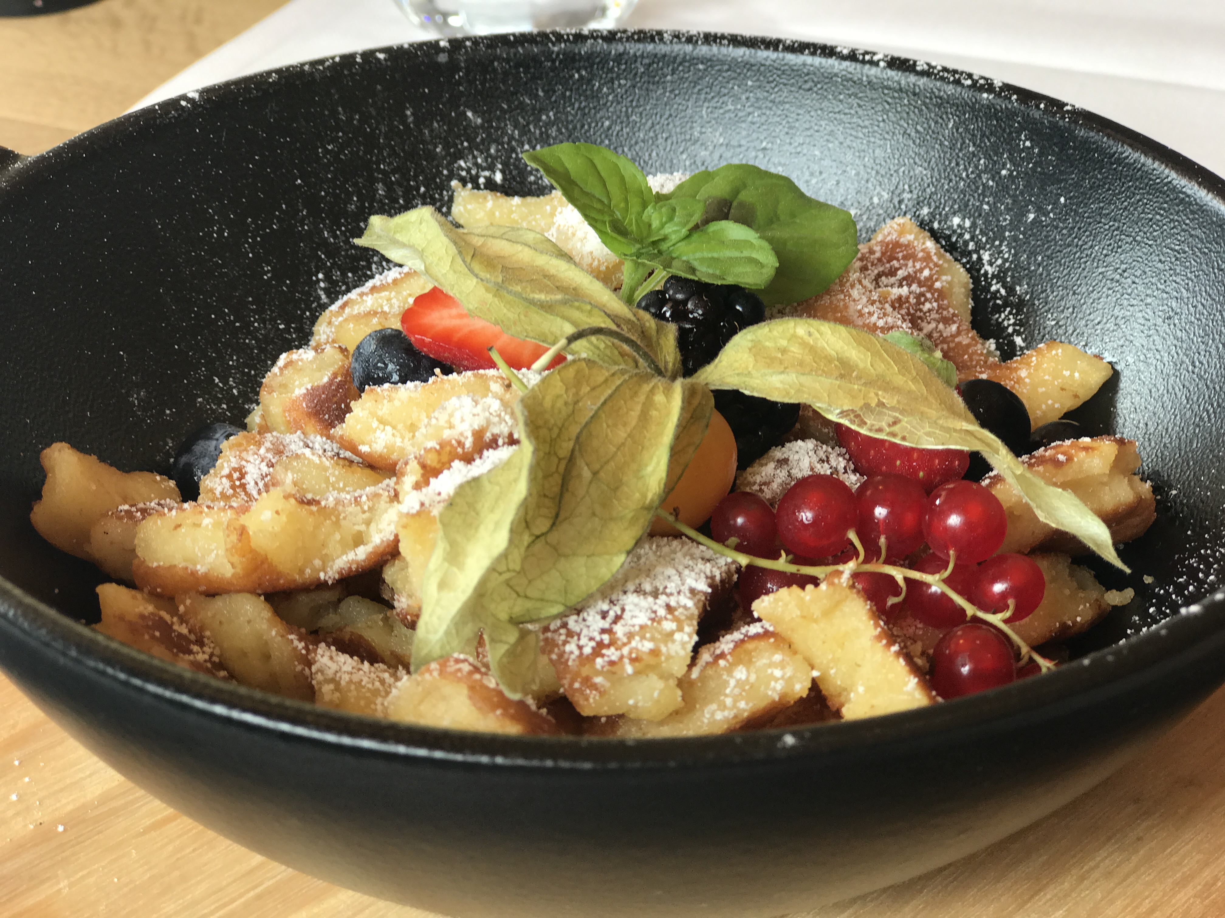 Essen-gehen - Sitzplätze im Freien - Tirol - Kaiserschmarrn - Sonnenhofs Wirtshaus