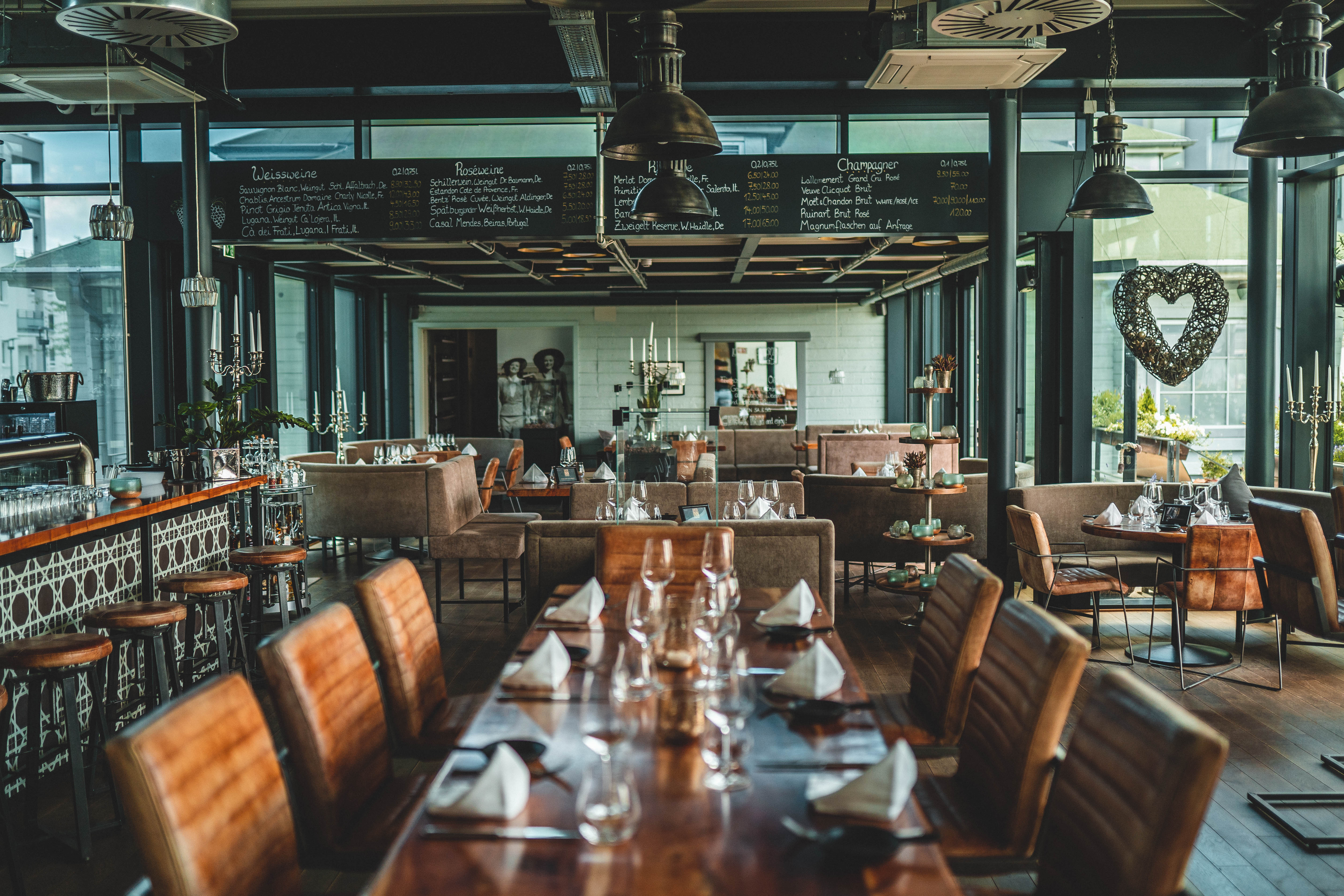 Essen-gehen - Gerichte: Hausmannskost - Seit dem 15. März 2016 starten wir mit bis zu 350 Passagieren, die sicher abheben werden, wenn Sie unseren einzigartigen Service und die unvergleichliche Klasse von Küche und Bar genießen. Unsere Piloten in der Küche werden Sie mit unserer Crew während Ihres Aufenthalts bestens verwöhnen. Einmalig in der Welt des Fliegens dürfte auch sein, dass Sie als unsere Gäste draußen sitzen können, um sich am guten Wetter und der schönen Aussicht zu erfreuen. - Check Inn Foodport