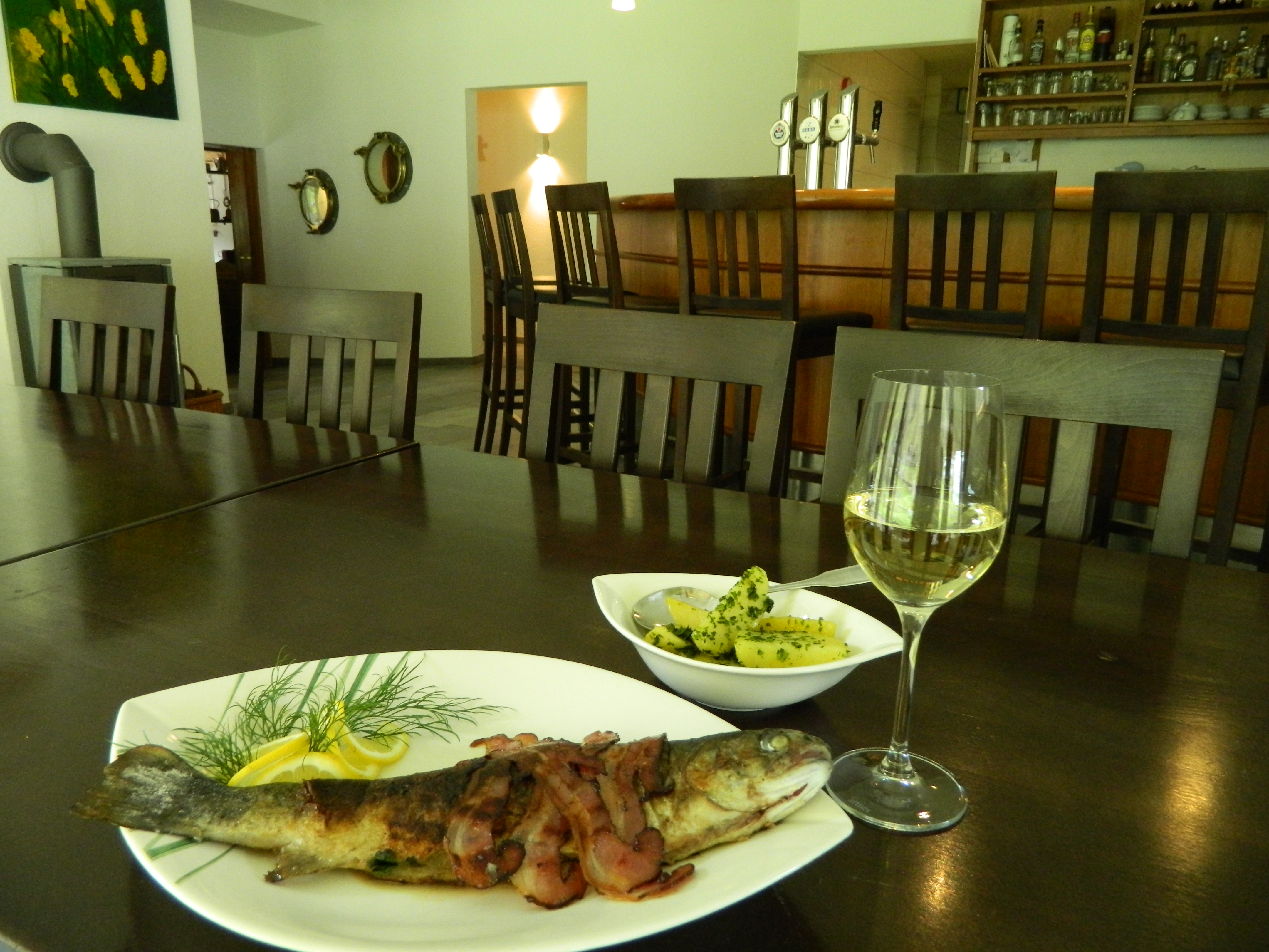 Essen-gehen - PLZ 6481 (Österreich) - Bar mit Panorama Fenster - Restaurant Fischteich