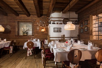 Restaurant: Bauernstube - altes Bauernholz wertvoll verarbeitet - Sporthotel Reisch - Restaurant Kaiserstuben